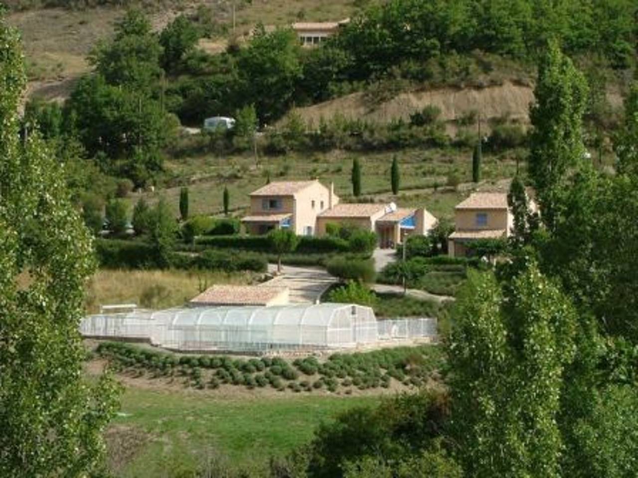 Appartement entier, Appartement spacieux à La Roche-sur-le-Buis avec piscine privée. in La Roche-sur-le-Buis, Région de nyons
