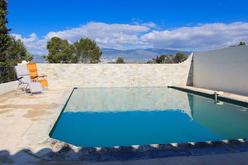 Charming Provencal farmhouse with swimming pool and superb view of the Grasse hills in Mougins, Mittelmeerküste (Frankreich)