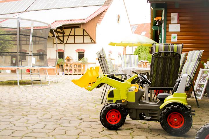Ganze Wohnung, Ferienhof Brunner - Gruppenferienwohnung "Dorfglück", 180qm, Garten, Balkon, 3 Schlafzimmer, 1 Mehrbettzimmer, max. 13 Personen in Hayingen, Neckar-Alb