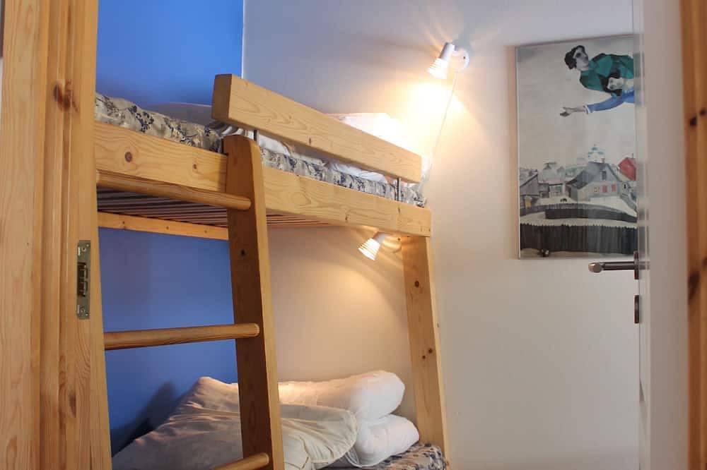 Cottage for 12 people in 6 rooms, all appliances and sauna. Enclosed garden in Nykøbing Sjælland, Nordwestseeland