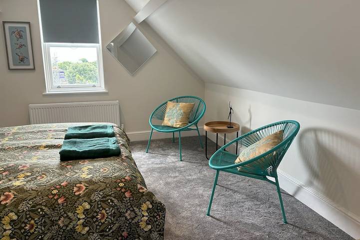 Sea View – Stunning Three‑Bedroom Apartment with Panoramic Coastal Views in Eastbourne, Sussex Est