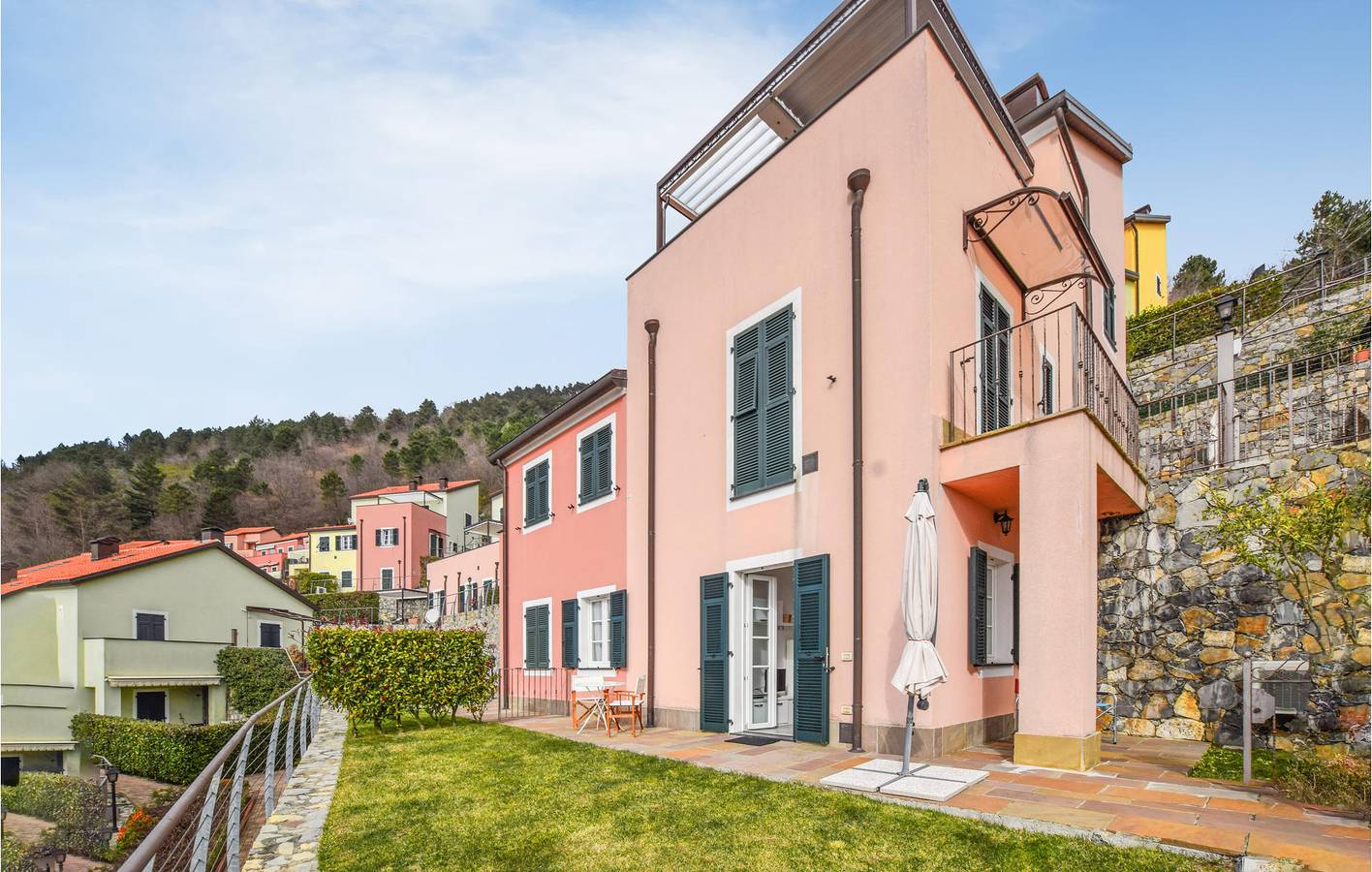 Entire holiday apartment, Magliolo Oasis: A/C, Pool, Garage, & WiFi! in Magliolo, Ligurian Alps