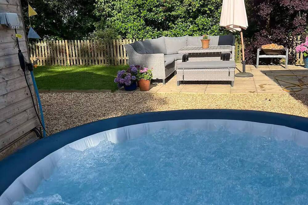 Private Cabin near Bath & Longleat with hot tub for relaxing getaway in Wiltshire