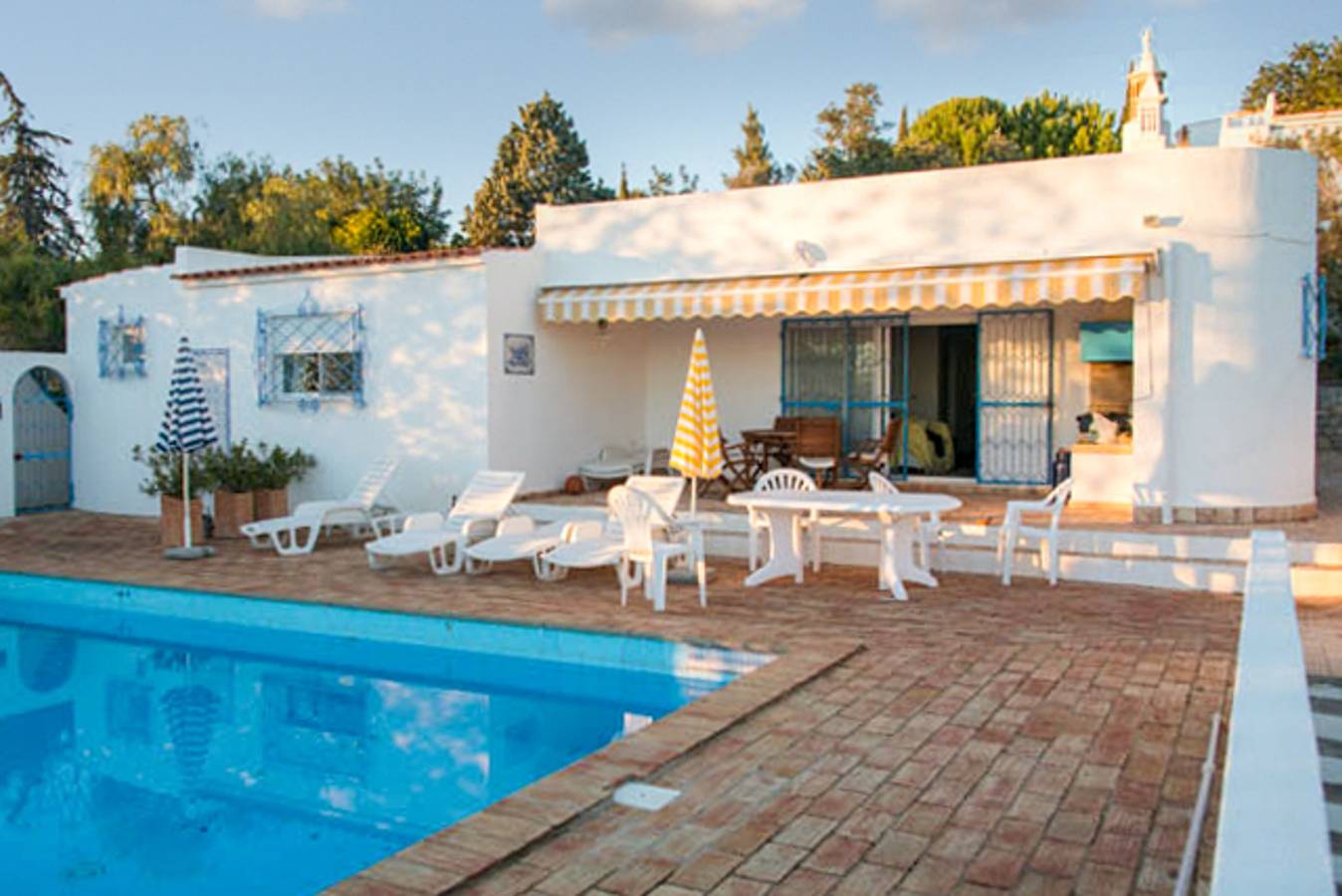 Charmantes Haus mit Pool in Faro in Santa Bárbara de Nexe, Faro