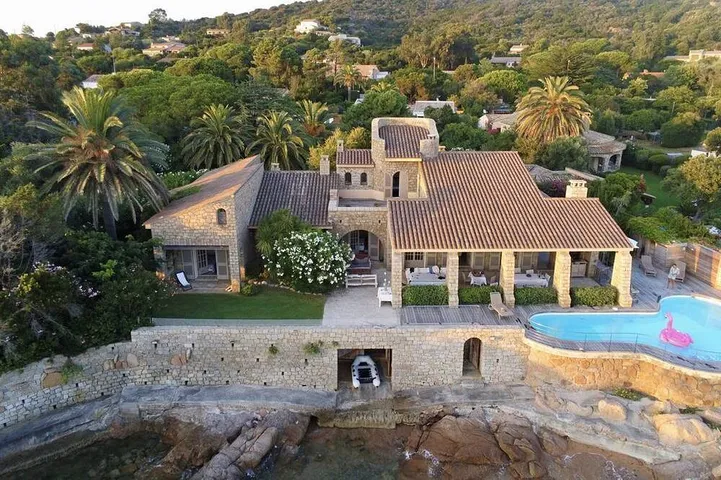 Ruime villa aan het water in de isolella met privéstrand en ponton in Frankrijk
