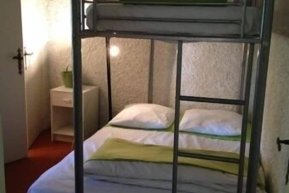 Gîte spacieux près de Thiers, 6 Ch, 14 pers Maison indépendante en gestion libre in Escoutoux, Région de Thiers