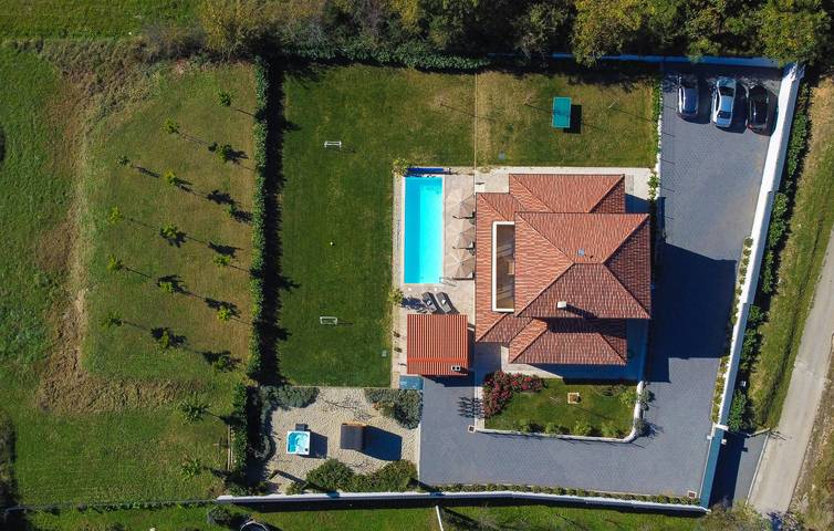 Reizend, 1,5 km von Sinj entfernt: Gemütliche Ferienwohnung mit Pool, Terrasse und WLAN in Sinj, Dalmatinisches Zagora