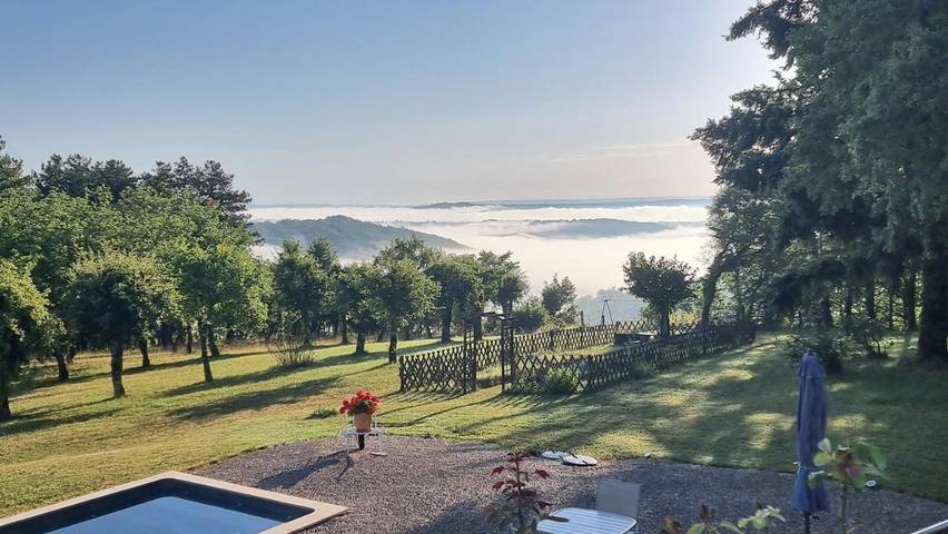 Location de vacances pour 2 personnes, avec vue et piscine ainsi que terrasse et jardin à Reilhaguet - 4