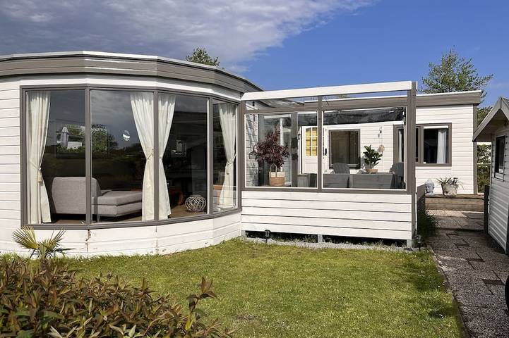 Chalet für 6 Personen, mit Terrasse und Pool sowie Garten - 1