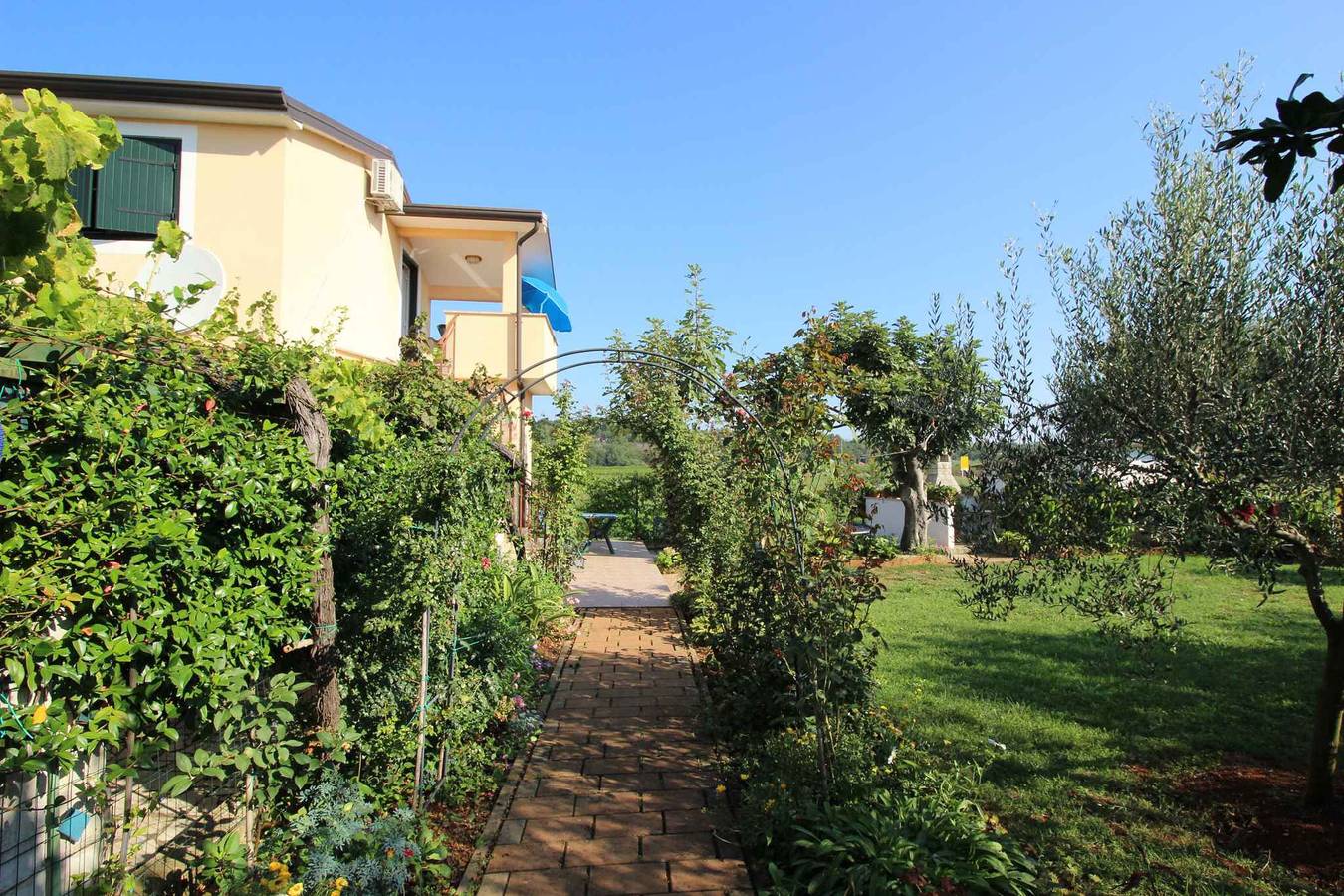 Geheel vakantieappartement, Vakantiewoning op een groene en rustige locatie  in Novigrad, Mareda