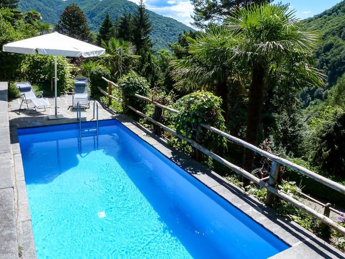 Ferienhaus für 4 Personen, mit Balkon und Terrasse sowie Garten und Pool in Mergoscia