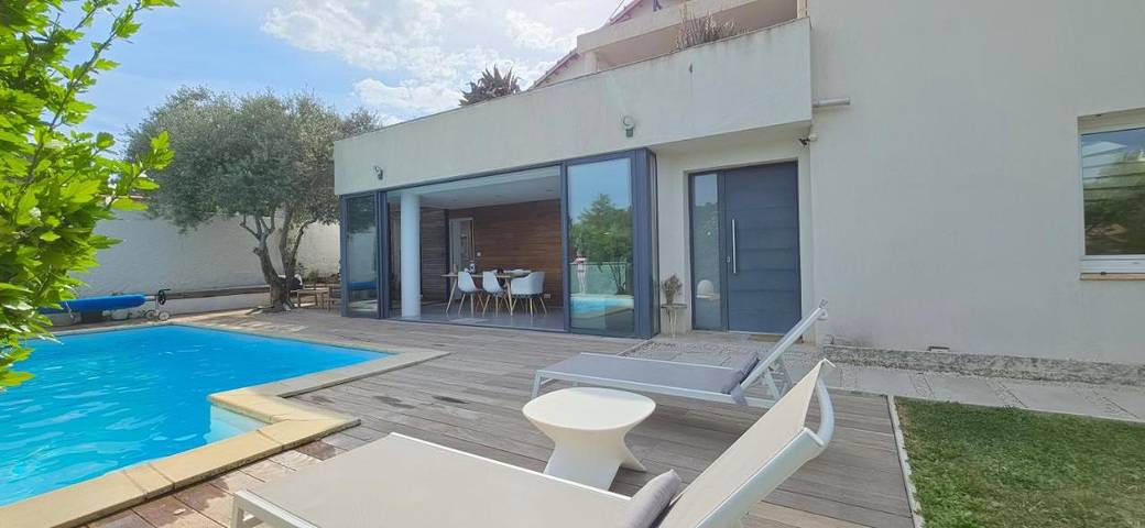 Location de vacances pour 8 personnes, avec terrasse ainsi que piscine et vue à Gréasque