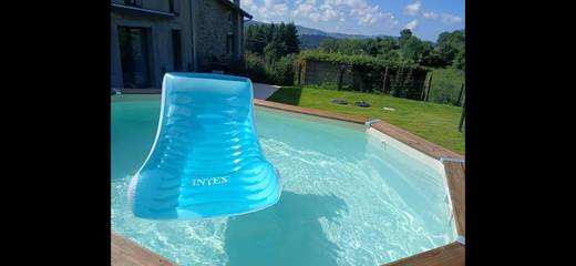 Cottage pour 8 personnes, avec jardin ainsi que piscine et vue à Cublize