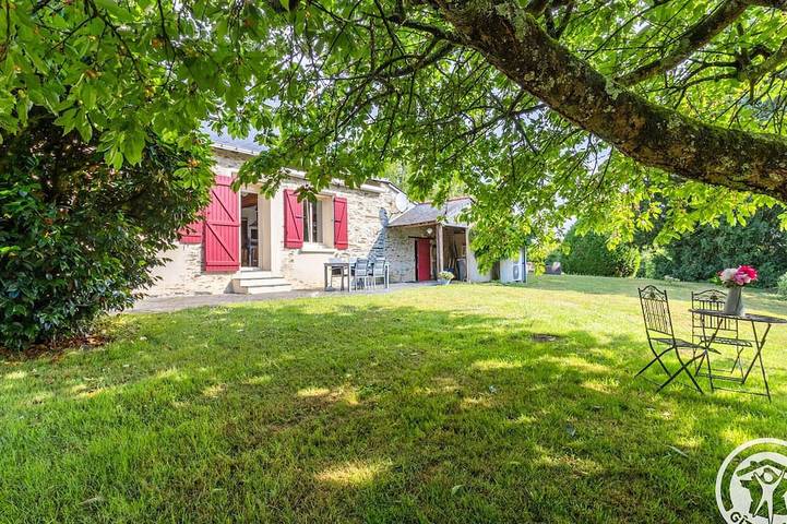 Gîte pour 4 personnes, avec jardin dans Noyant-la-Gravoyère