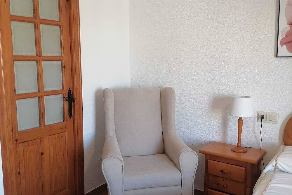 Charming 3-bedroom bungalow in welcoming Guardamar del Segura with Ac, Wifi in Playa Moncayo, Guardamar del Segura