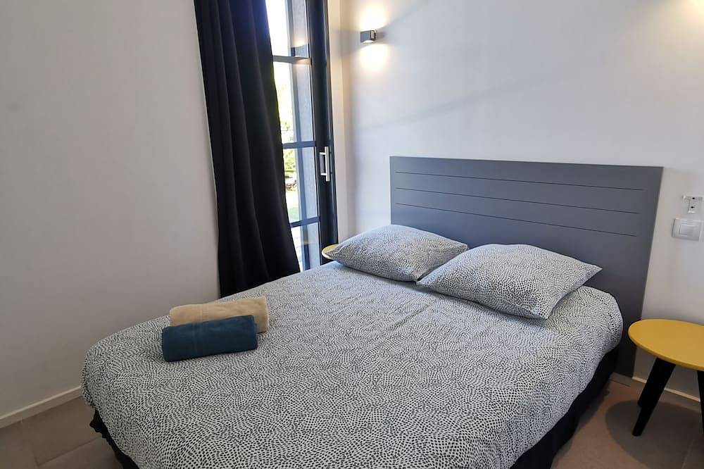 Villa 1 contemporaine avec piscine, 4 chambres, 3 sdb, 2Wc, parking voiture éléc in Hyeres, Parc national Port-Cros