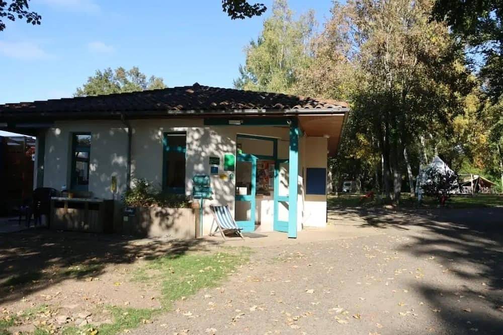 Zecamping 3* piscine dog friendly fitness tente 8m2 2 pers in Sauxillanges, Parc Naturel Régional Livradois-Forez