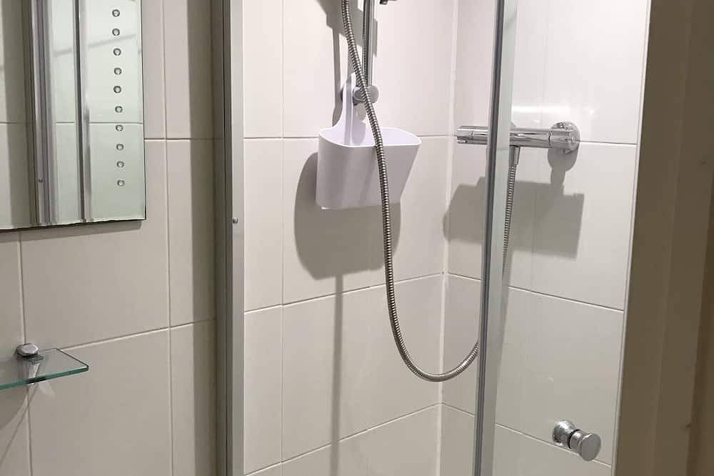 Entire apartment, Lovely 1 bedroom, with parking & patio, 5 min walk from Lexicon  & Train Station in Bracknell, Berkshire