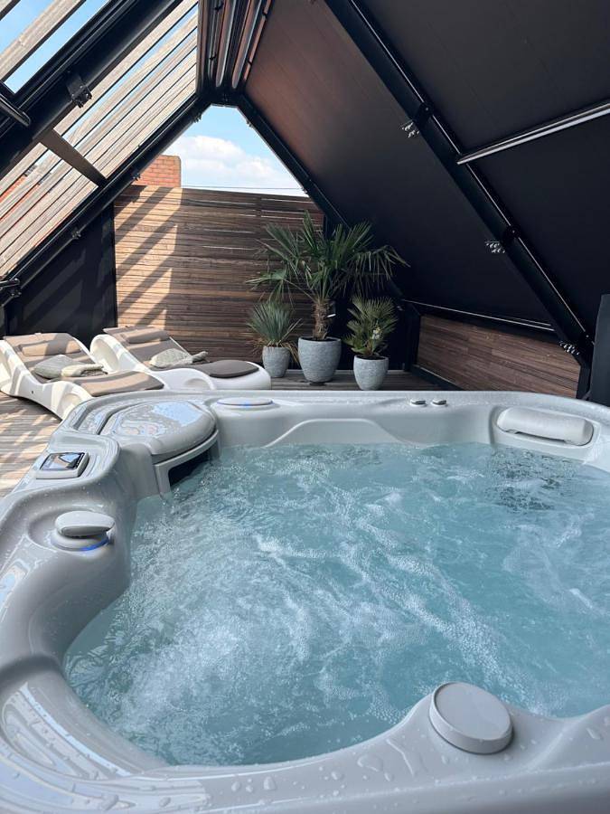 Location de vacances pour 2 personnes, avec terrasse et jacuzzi ainsi que piscine et sauna à Celles (Hainaut) - 3