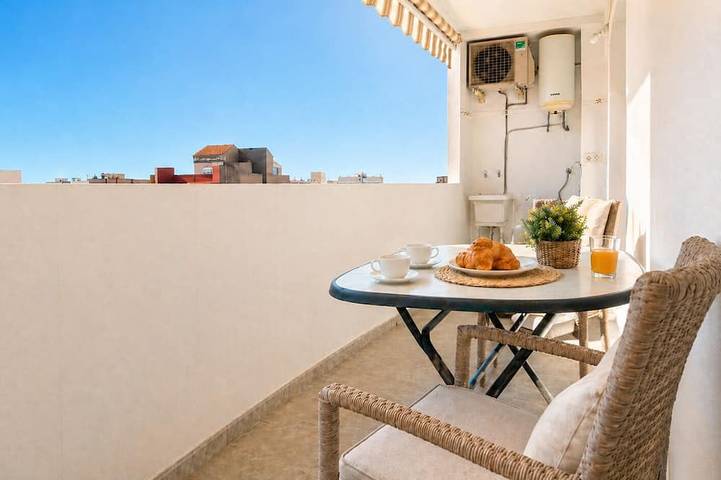 Apartamento entero, Apartamento con vistas al mar, aire acondicionado, Wifi y a 150m de playa in Benicarló, Costa del Azahar