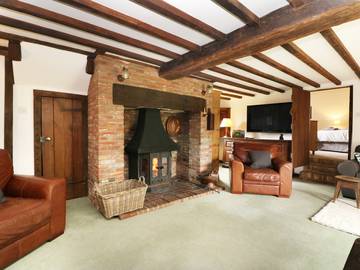 Log Cabin for 12 People in Tenterden, High Weald, Photo 2