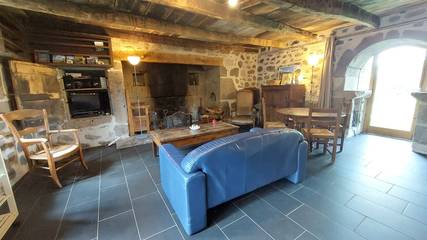 Gîte pour 4 personnes, avec jardin et terrasse dans le Cantal