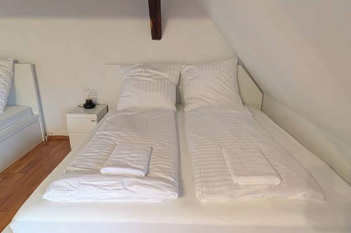 Ganze Wohnung, Dreibettzimmer im historischen Fachwerkhaus in Rottenburg, Neckar-Alb