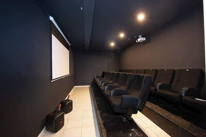 Ferienhaus für 18 Personen, mit Balkon und Sauna sowie Whirlpool und Garten, mit Haustier in Bendorf