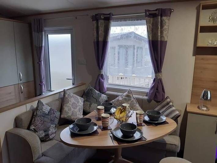 Glamping for 8 people, with balcony and garden in Lincolnshire