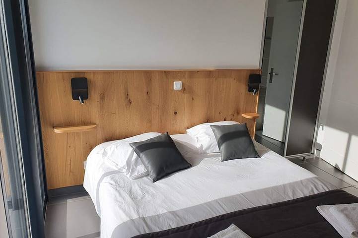 Casa de 4 a 800 m de playa, piscina climatizada, jacuzzi, sauna, baño de vapor, gimnasio. in Sainte-Lucie de Porto-Vecchio, Zonza