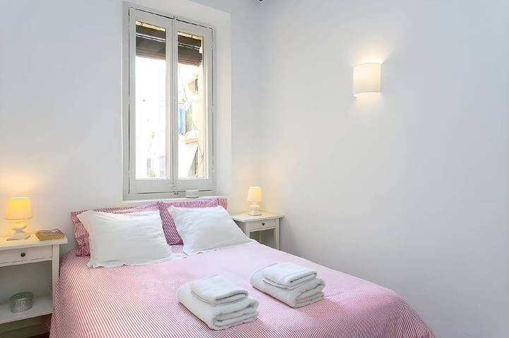 Entire apartment, Tranquil & Cozy with balcony! Plaça Catalunya. Ri. in Barcelona Centre, Barcelona