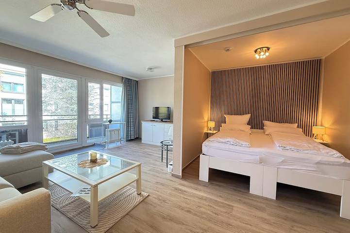 Ganze Wohnung, 2 Zimmerapartment mit Balkon und Teilmeerblick, Sauna im Haus am Hang 9 in Scharbeutz, Ostholstein