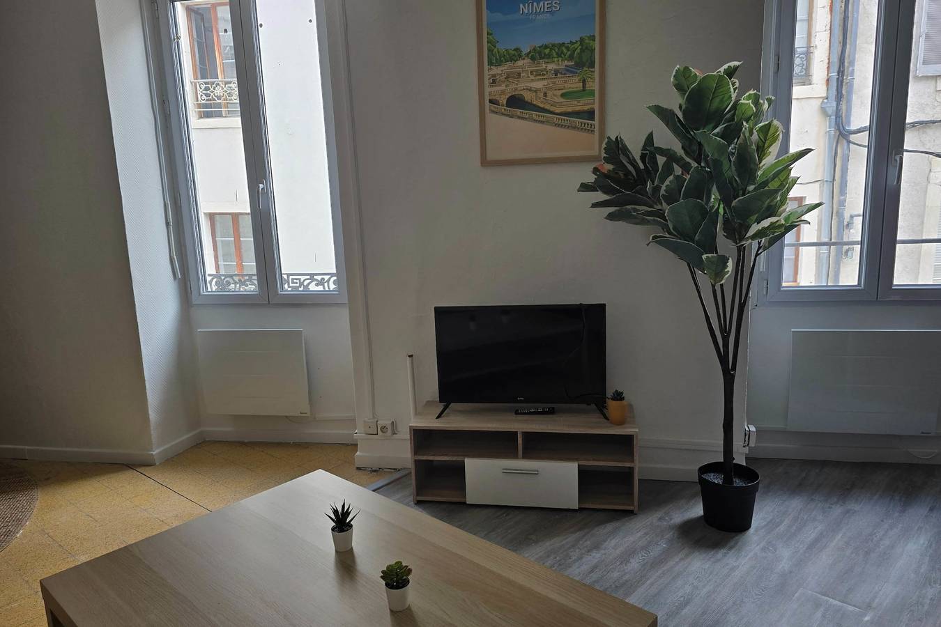 Apartamento entero, Bright apartment near the Arena and train station in Nimes, Region de Nimes