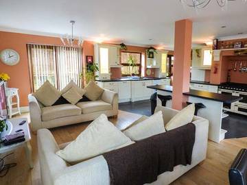 Log Cabin for 10 People in Rhondda Cynon Taf region, South-Wales, Photo 1