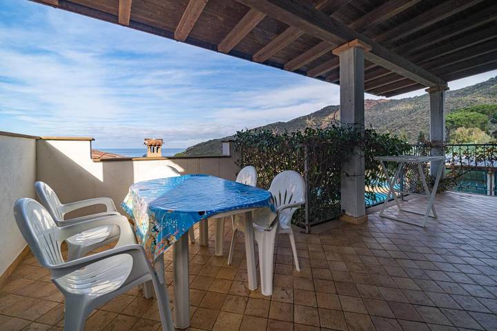 Appartamento per 3 persone, con panorama e balcone in Rio nell'Elba