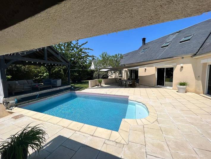Location de vacances pour 6 personnes, avec jacuzzi ainsi que jardin et piscine à Chambray-lès-Tours