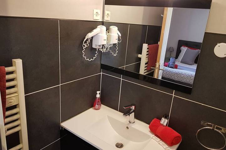 Gîte pour 2 personnes, avec Terrasse ainsi que Jardin et Piscine à Grans - 4