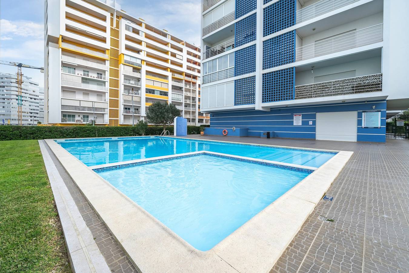 Entire apartment, Sunny Apartment with Shared Pool in Portimão, Faro District