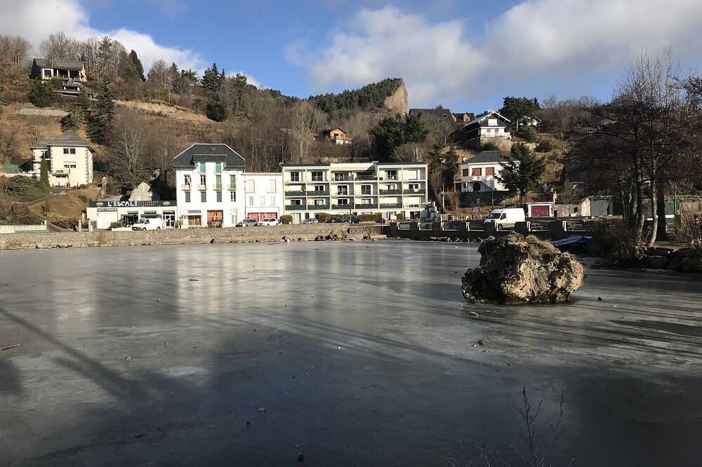 Entire apartment, Luxury apartment with terrace on the shores of Lake Chambon overlooking Sancy in Chambon-sur-Lac, Volcans d'Auvergne Regional Nature Park