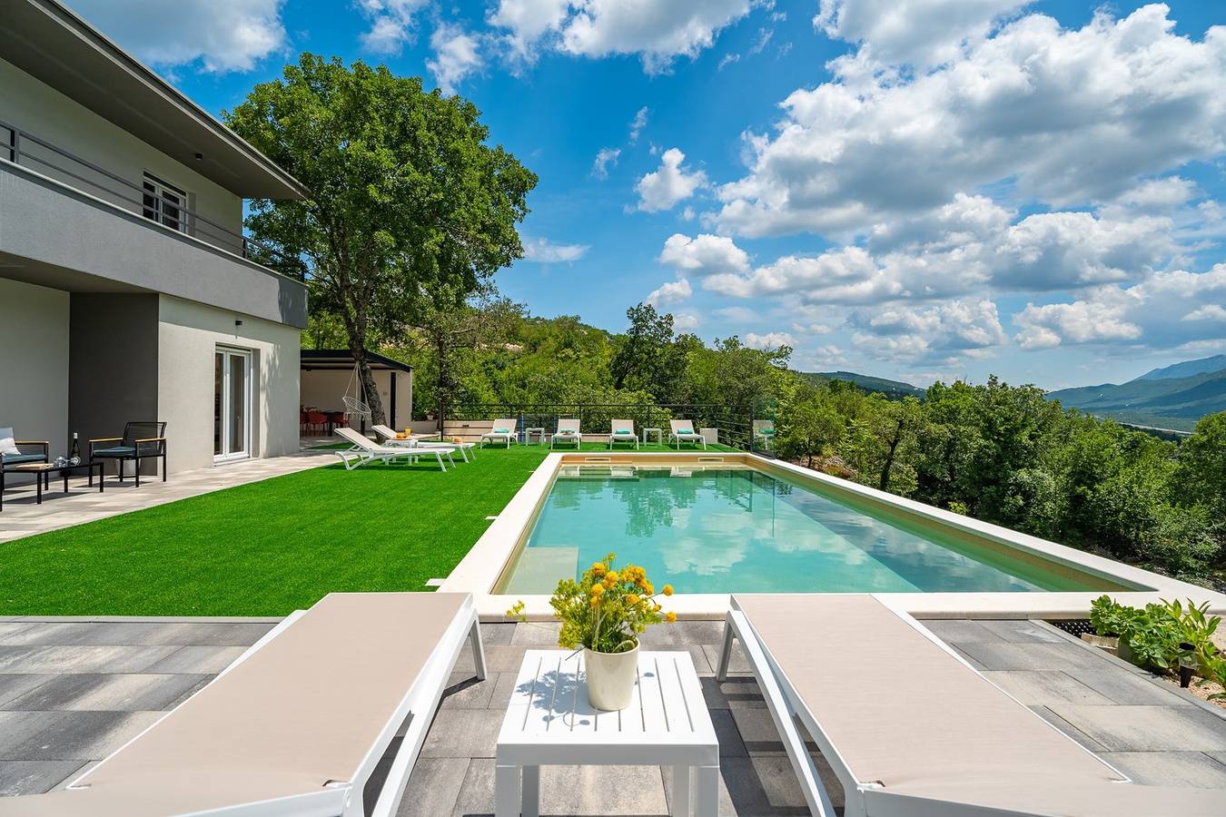 Villa Rose ist eine Villa mit 4 Schlafzimmern und beheiztem Pool, 12 km von Baška voda entfernt in Zagvozd, Makarska Riviera