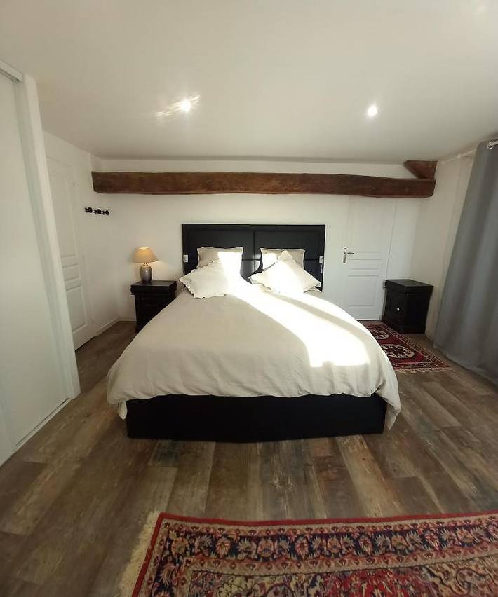 Location de vacances pour 8 personnes, avec Terrasse et Jardin ainsi que Piscine et Vue à Châlus