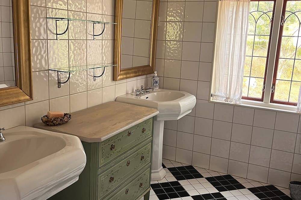 Tranquil hillside cabin with easy access to nature & city.\nstockholms län in Nacka, Stockholmer Schärengarten