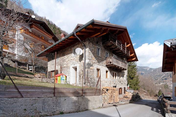 Entire apartment, Apartment "La Casa Di Bryan" with Mountain View and Private Garden in San Tomaso Agordino, Dolomiti Superski