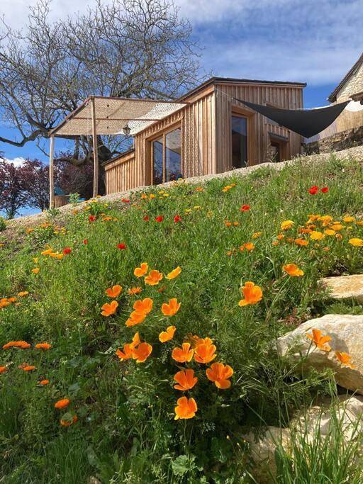 Gîte pour 4 personnes, avec Terrasse ainsi que Piscine et Vue à Azerat