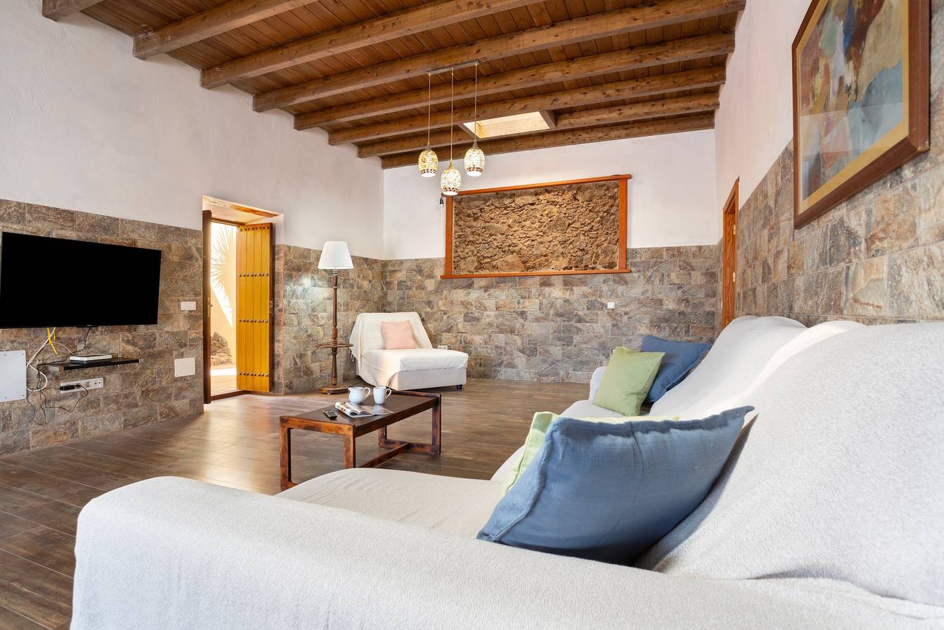 Holiday Home 'Casa La Caldereta' with Mountain Views, Private Pool and Wi-Fi in Guatiza, Teguise