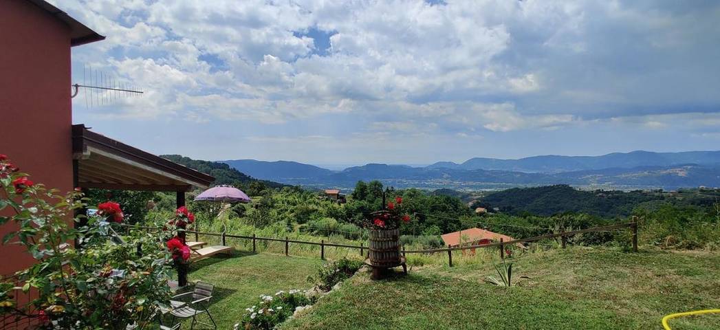 Location de vacances pour 5 personnes, avec piscine ainsi que vue et jardin à Sarzana - 3