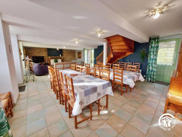 Location de vacances pour 12 personnes, avec terrasse ainsi que jardin et vue à Carelles - 4