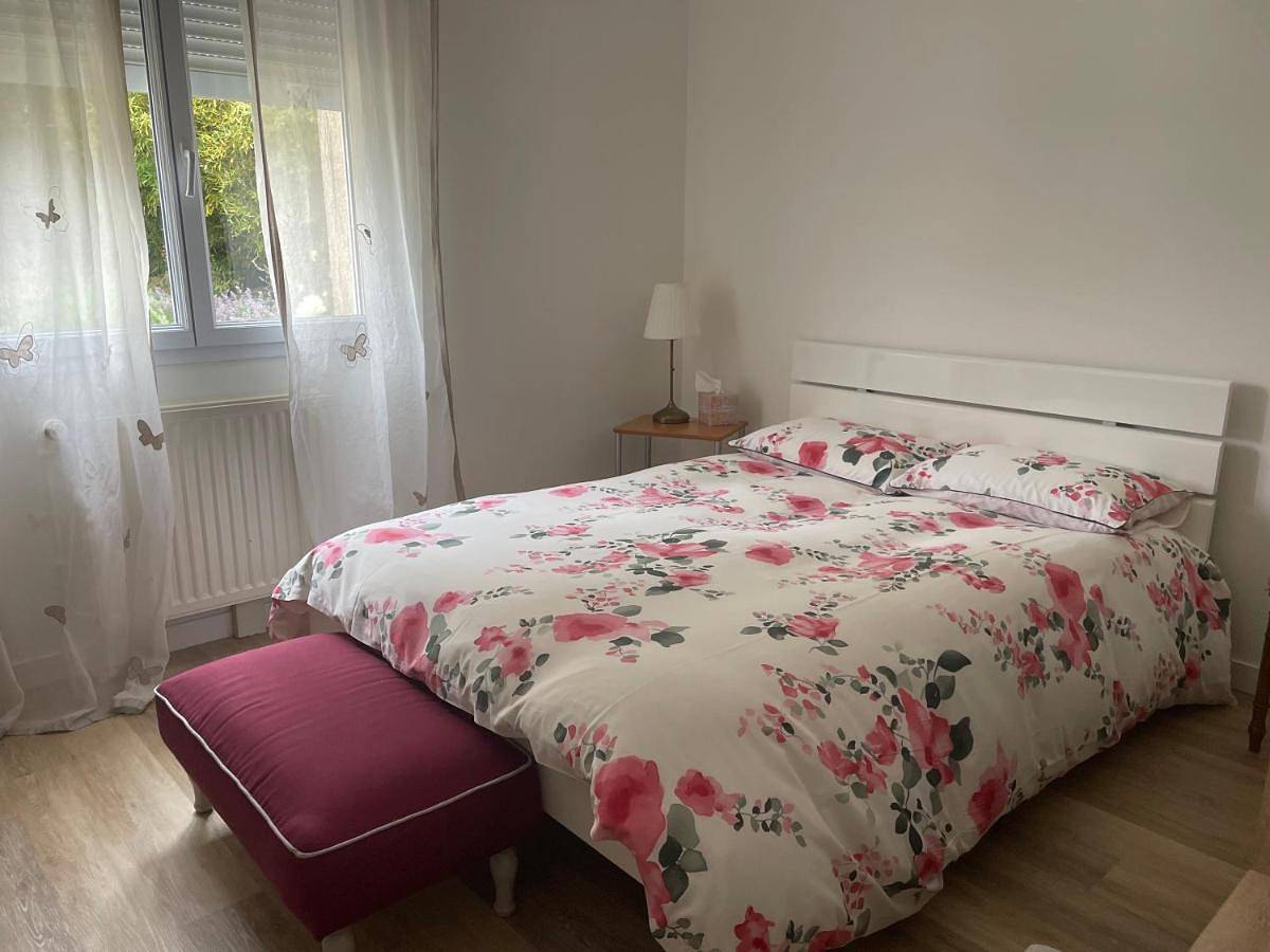 Double Room with Private Bathroom in Savigné-l'Évêque, Sarthe