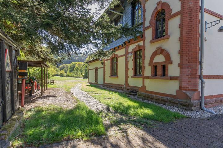 Ferienhaus ‚Bahnhof Hohenstein‘ – mit 7.000 Quadratmeter großem Grundstück zur alleinigen Nutzung in Hohenstein, Rheingau-Taunus-Kreis