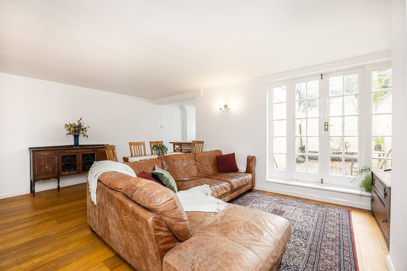 Entire apartment, Stunning Period Character Courtyard Coastal Flat - Pass the Keys in Hove, Brighton